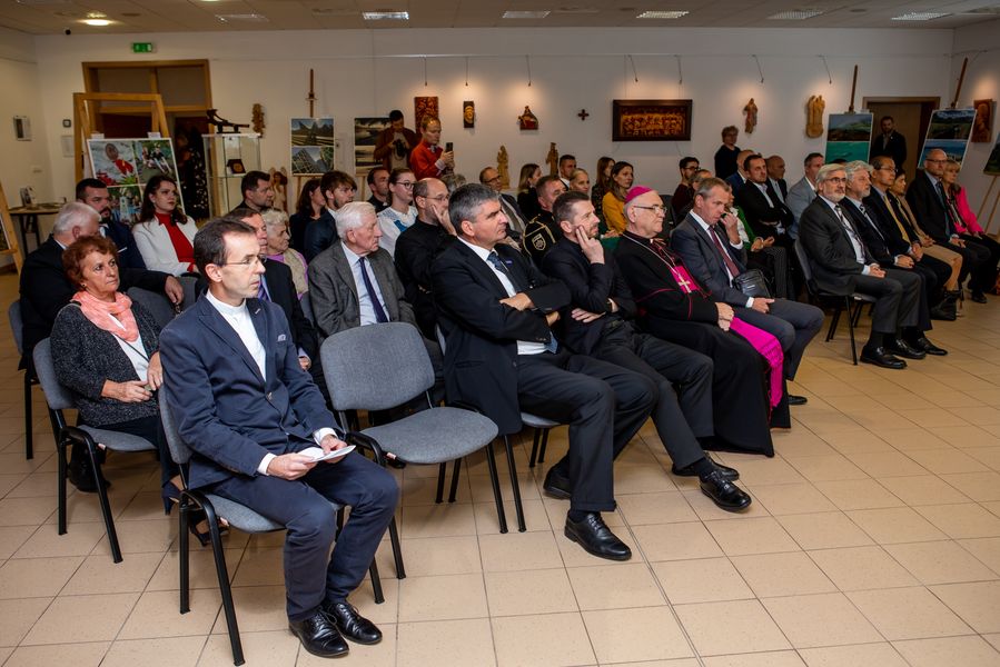 Účastníci osláv Stromu pokoja