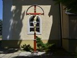 Kríž pred kostolom v Brodne