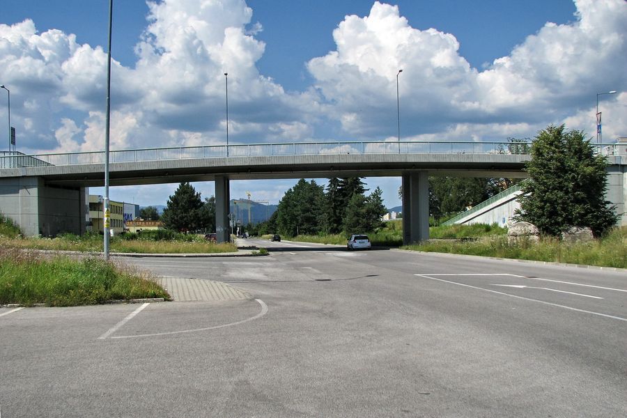 Cestný most ponad Dlhú ulicu 