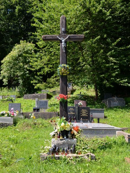 Kríž na cintoríne v Strážove