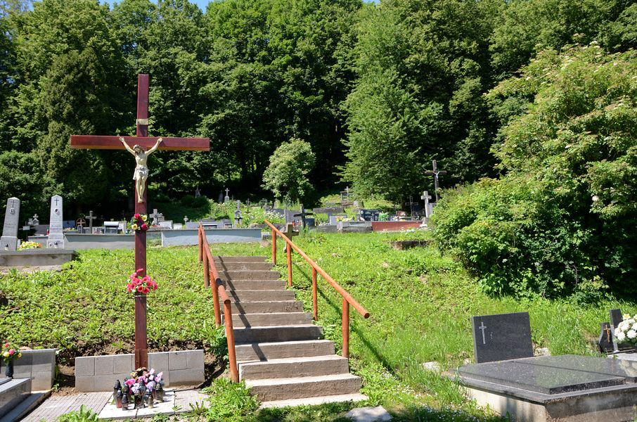 Kríž na cintoríne v Strážove