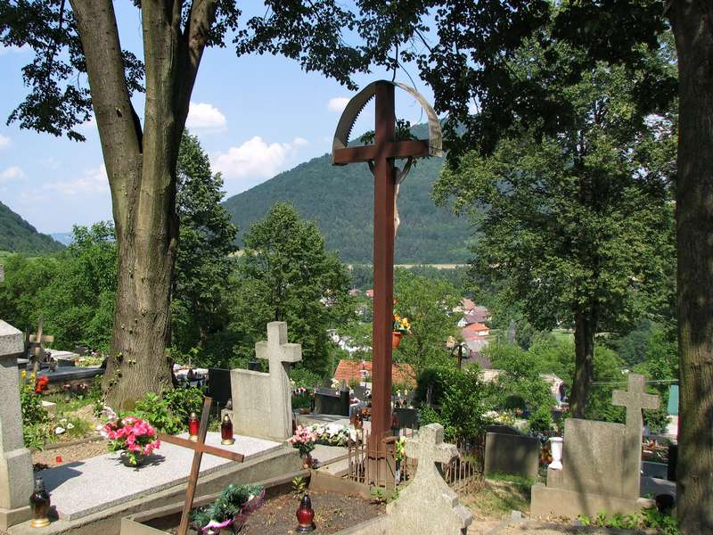 Kríž na cintoríne vo Vraní