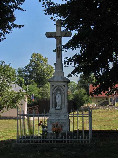 Kamenný kríž pri kaplnke v Ďurčinej
