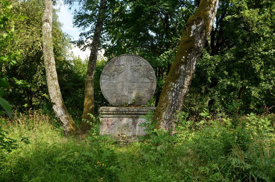 Pomník v parku v Záturčí
