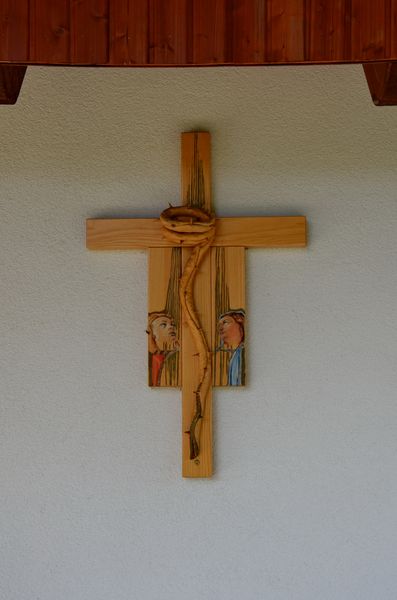 Drevený kríž na kaplnke v Dubí 