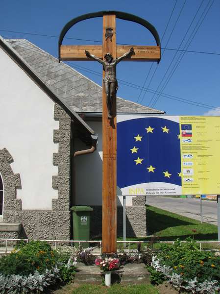 Kríž pred OÚ