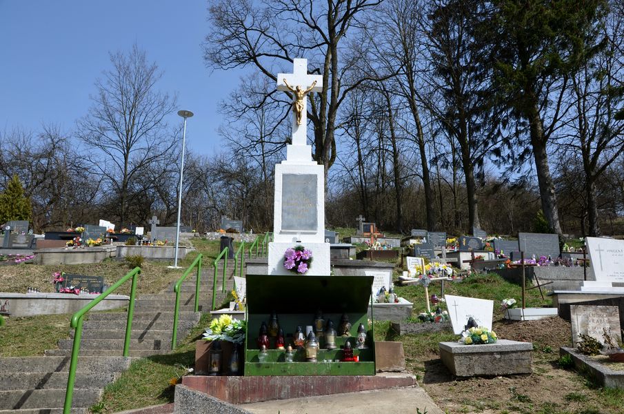 Kríž na cintoríne v Poluvsí