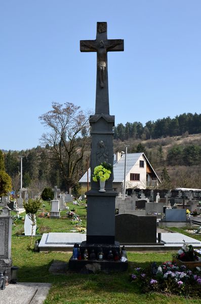 Kríž na cintoríne v Radoli