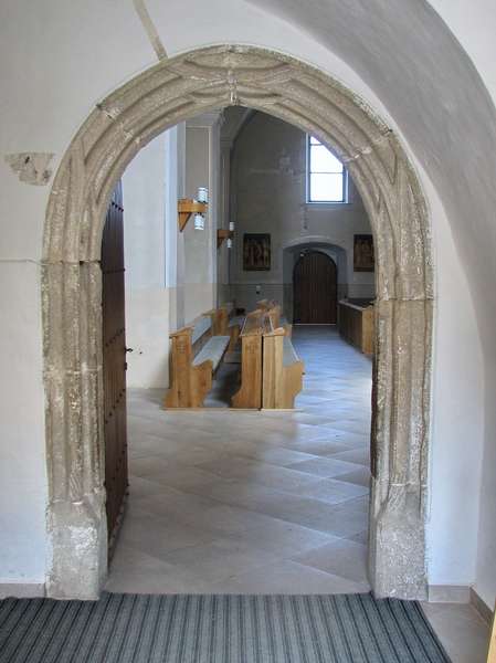 Bočný vchod do kostola