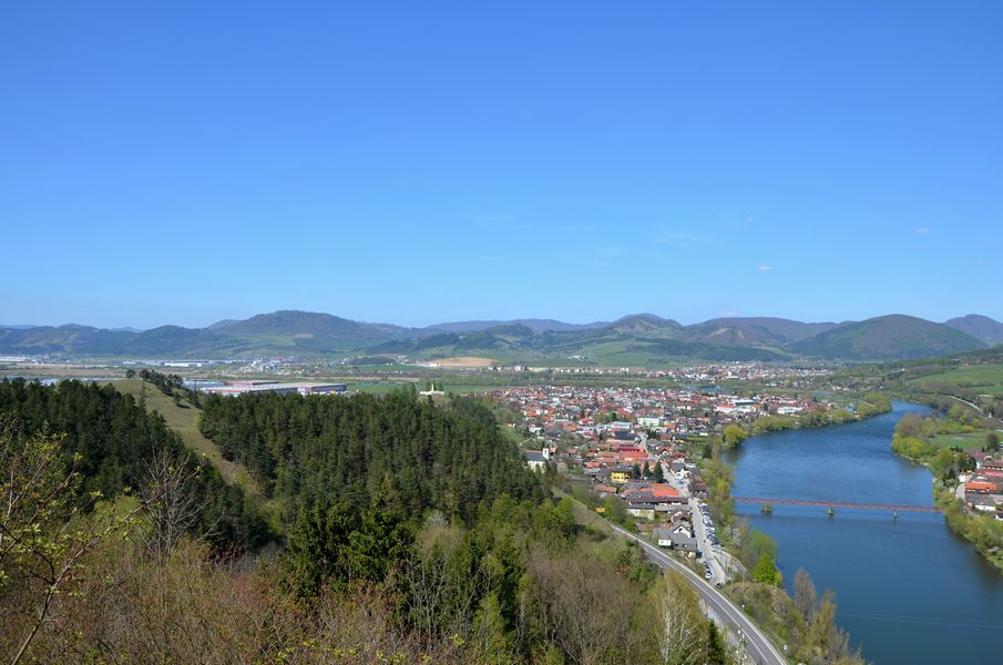 Obec Strečno a rieka Váh