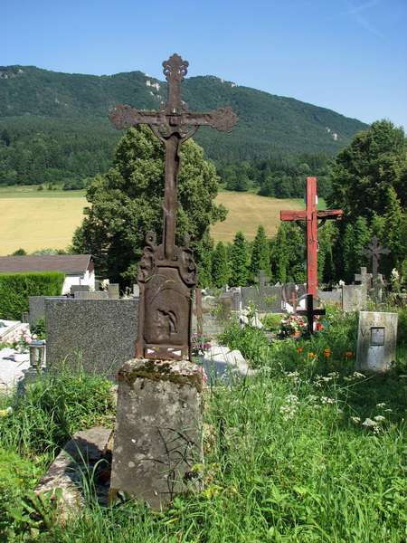 Kríže na cintoríne v Hradnej