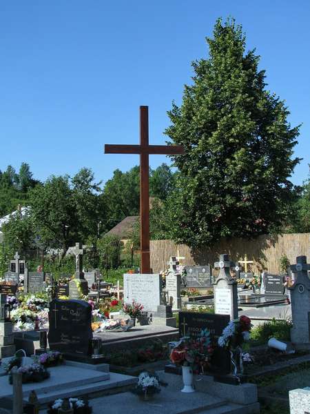 Kríž na cintoríne v Turí