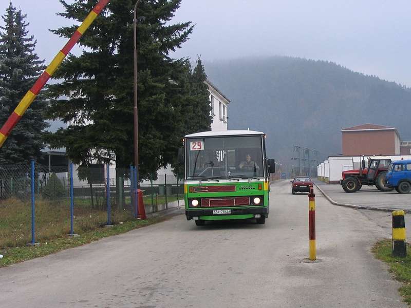 Autobus MHD na hrádzi