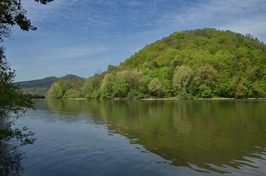 Chlmecký vrch a rieka Váh