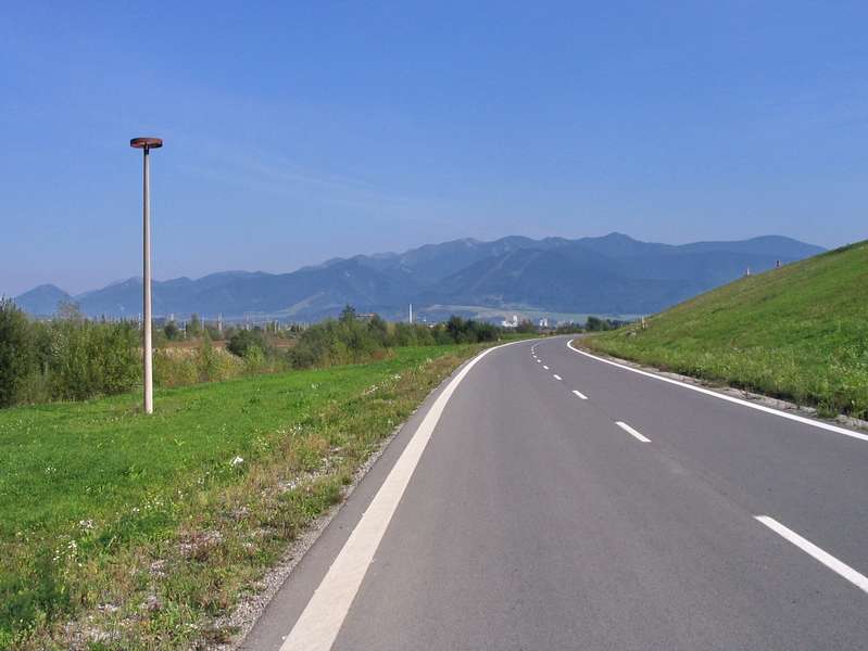 Cesta do obce Mojš