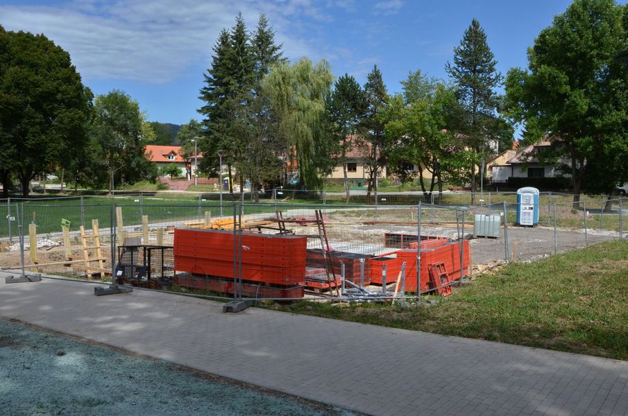 Výstavba fontány v parku