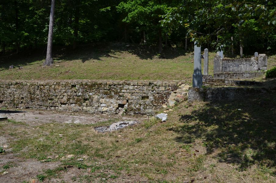 Oporný múr pri hrobke