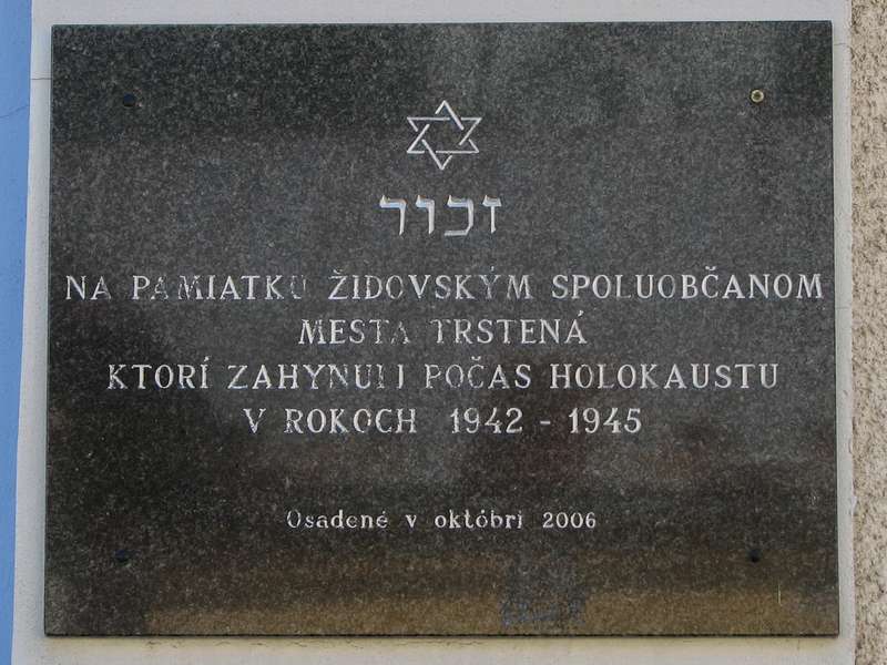 Pamätná tabuľa obetiam holokaustu Trstená