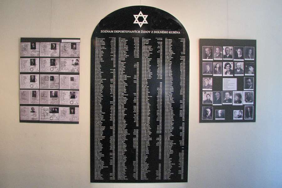 Pamätná tabuľa obetí holokaustu Dolný Kubín