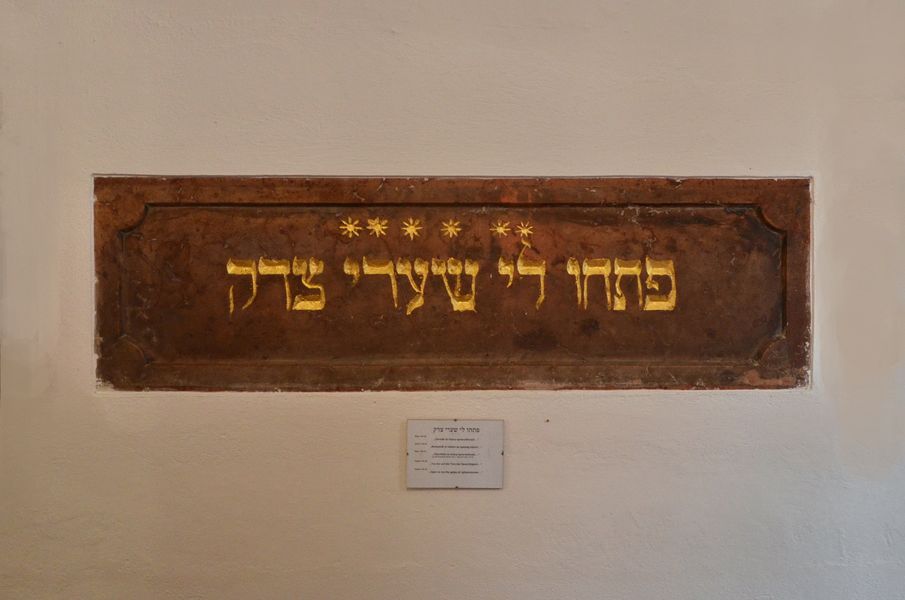 Tabuľa z neologickej synagógy