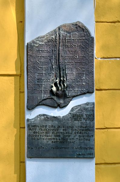 Pamätná tabuľa holokaustu v Poprade