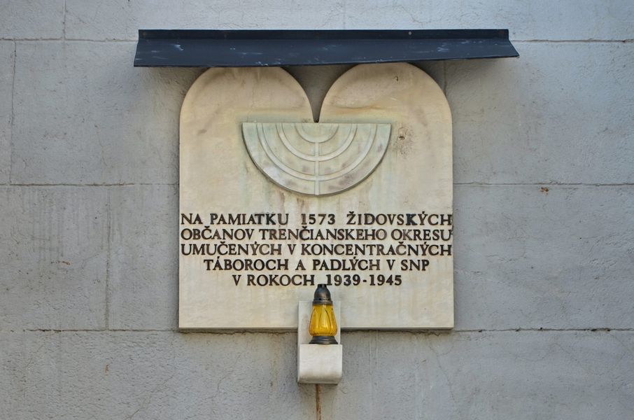 Pamätná tabuľa holokaustu v Trenčíne