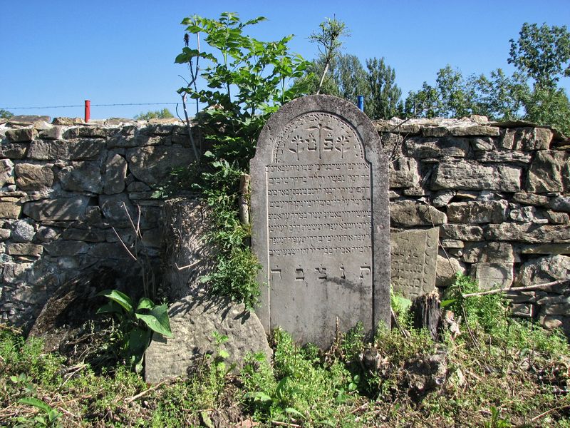 Židovský cintorín vo Varíne