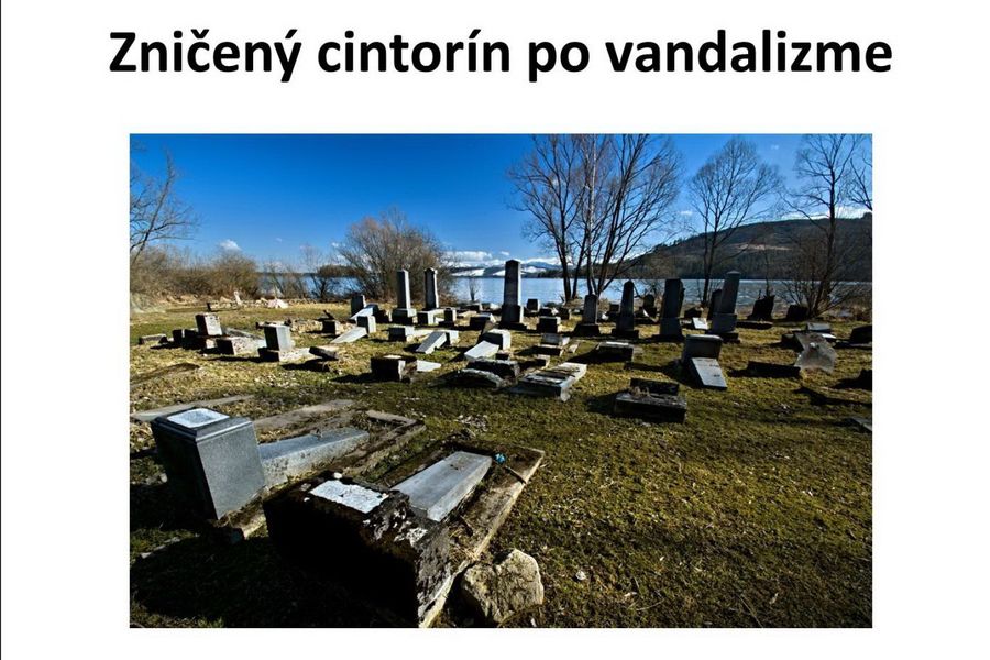 Zničený cintorín v roku 2019